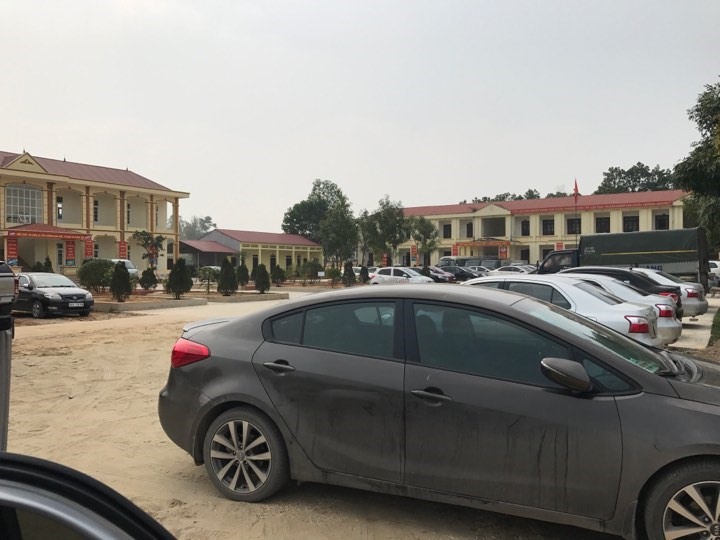 Các bãi giữ xe ô tô “hét giá” 100.000 đồng/ xe. Ảnh: NP