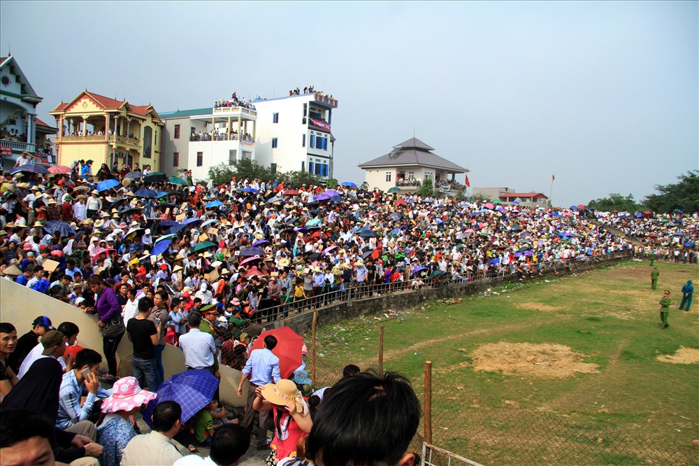Theo ông Hà Thanh Loan, trưởng Ban chỉ đạo Lễ hội chọi trâu Hải Lựu 2018 cho biết: “Lượng du khách tham gia lễ hội năm nay đông gấp 1,5 lần mọi năm, các khán đài đều rơi vào tình trạng quá tải. Từ 9h chúng tôi đã phải đóng cửa để hạn chế du khách vào sân”