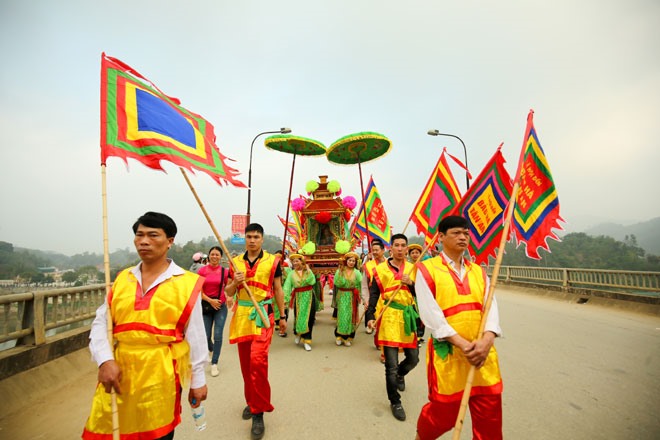 Trước khi diễn ra buổi trình diễn, một nghi thức không thể thiếu được, đã trở thành nghi thức truyền thống bao đời nay để lại đó là nghi thức kiệu rước Cô sang đón Ông Hoàng Bảy từ Đền Bảo Hà sang Đền Cô