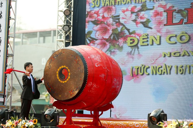Bí thư huyện ủy, Chủ tịch HĐND huyện Văn Bàn Phạm Toàn Thắng đã lên đánh trống khai hội.