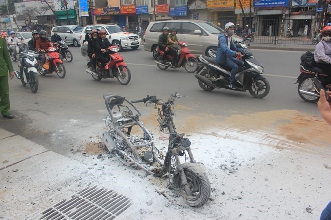 Chiếc xe máy trơ khung tại hiện trường.