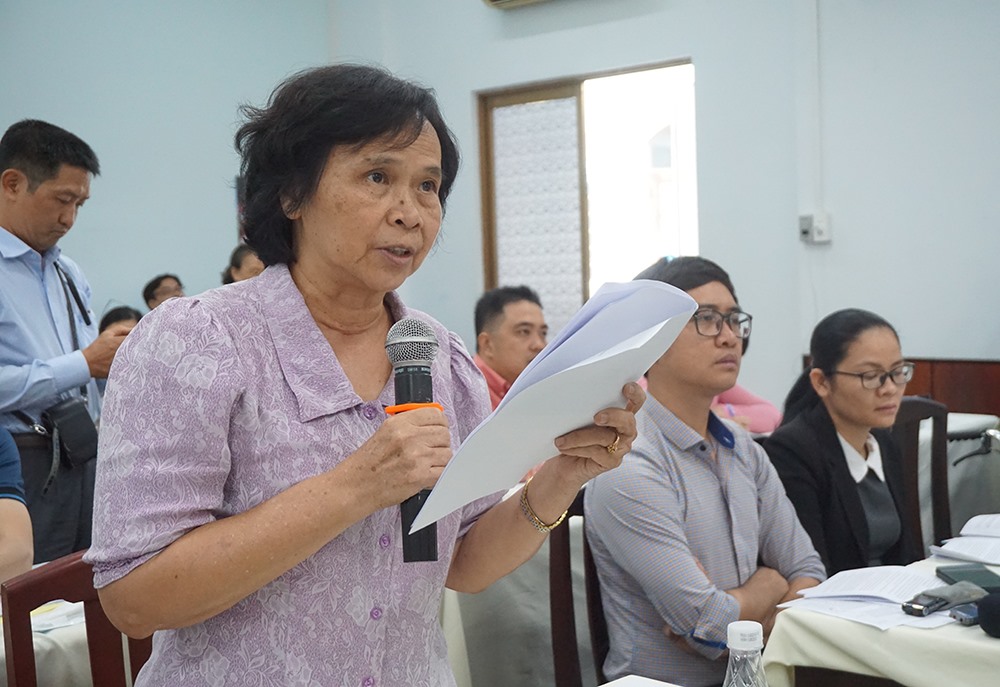 PGS.TS Phan thị Tươi đóng góp ý kiến.