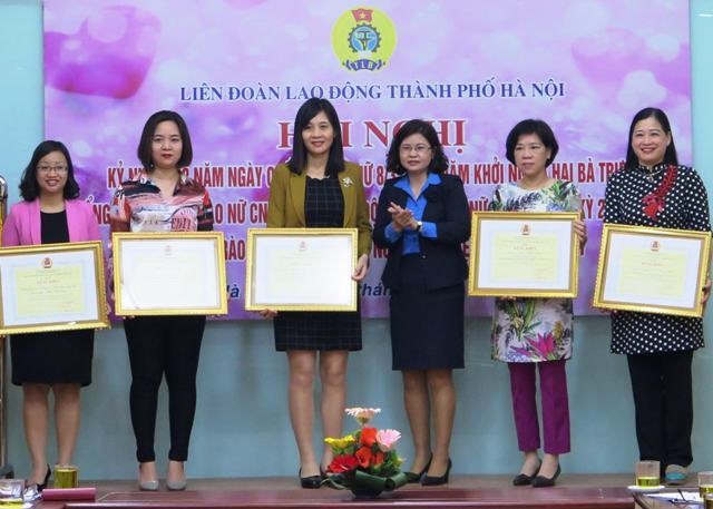 Đồng chí Nguyễn Thị Nhung - Phó trưởng Ban Nữ công Tổng LĐLĐVN trao Bằng khen của Tổng LĐLĐVN cho các tập thể và cá nhân. Ảnh: Ban nữ công LĐLĐ TP. Hà Nội