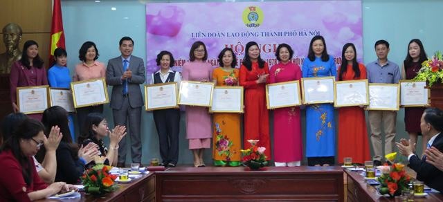 Các Phó Chủ tịch LĐLĐ TP. Hà Nội Đặng Thị Phương Hoa và Lê Đình Hùng trao Bằng khen của LĐLĐ TP. Hà Nội cho các tập thể và cá nhân xuất sắc. Ảnh: Ban Nữ công LĐLĐ TP. Hà Nội