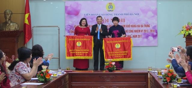 Phó Chủ tịch thường trực LĐLĐ TP. Hà Nội Vũ Kim Sơn trao tặng Cờ thi đua của LĐLĐ TP. Hà Nội cho các tập thể xuất sắc. Ảnh: Ban Nữ công LĐLĐ TP. Hà Nội