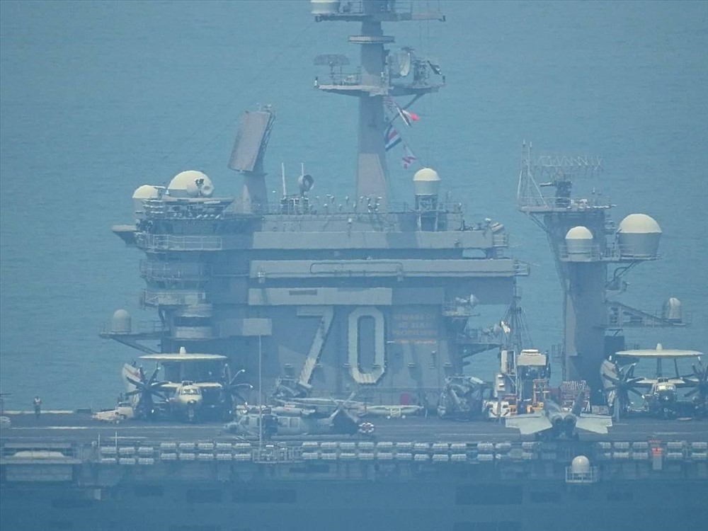 Tàu mang theo khoảng 72 máy bay, trong đó có các loại tiêm kích F/A-18 Super Hornet. Ảnh: Lê Phước Chín