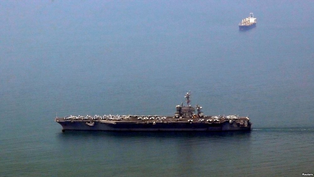 “Hôm nay là một ngày lịch sử” – Chuẩn Đô đốc John Fuller – Tư lệnh nhóm tàu sân bay tác chiến nói. Ảnh: Reuters.