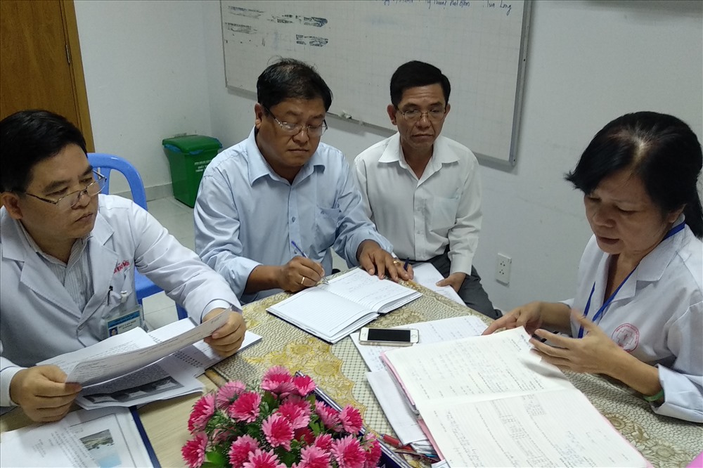 Đoàn kiểm làm việc với các bác sĩ bệnh viện đa khoa TP.Cần Thơ vào chiều 5.3.Ảnh: P.V