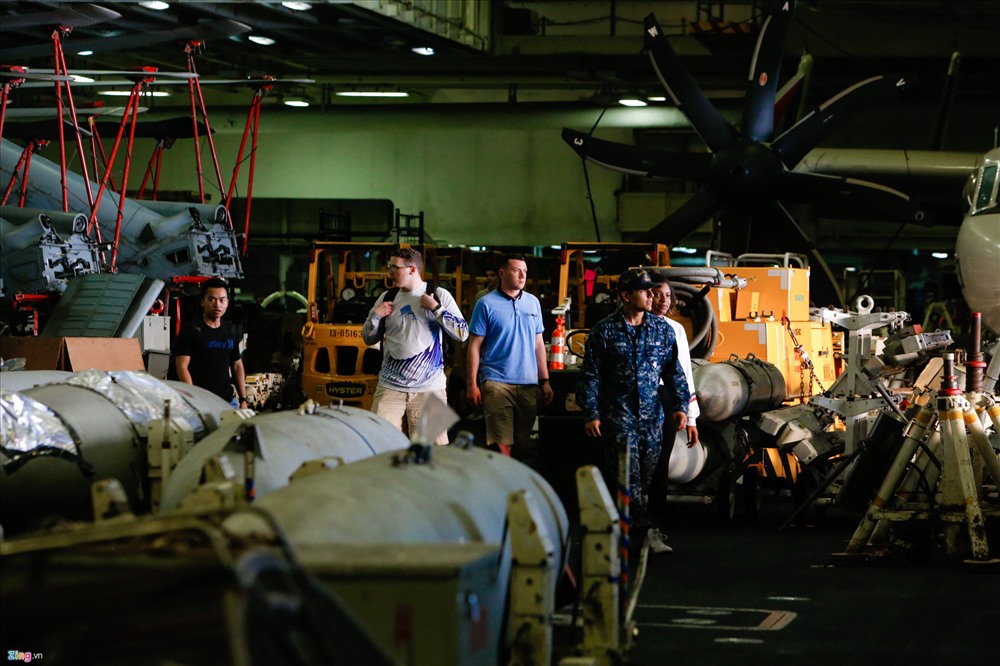 Hạm trưởng Doug Verissimo ví USS Carl Vinson như một “thành phố nổi“. “Chúng tôi có quầy phục vụ cà phê, phòng khám nha khoa, phòng tập thể dục, phòng hát karaoke mỗi tối thứ 6, một nhà nguyện để phục vụ những người theo các tôn giáo như Thiên Chúa giáo hoặc đạo Phật…“, ông Verissimo từng chia sẻ với một tờ báo.