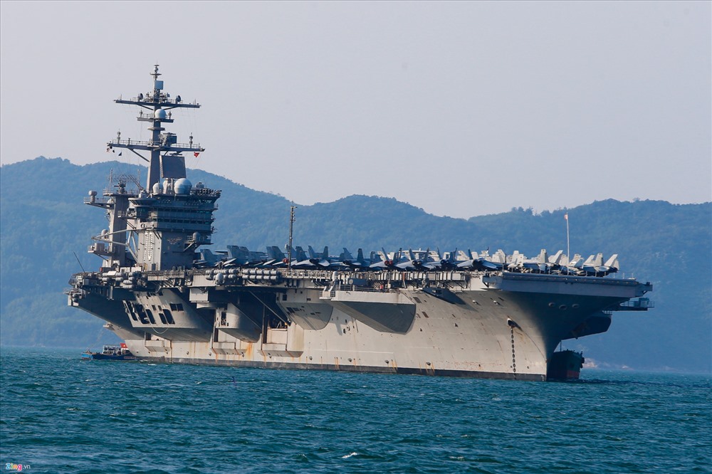 USS Carl Vinson là một trong 10 siêu tàu sân bay hạt nhân lớp Nimitz của Hải quân Mỹ. Tàu có biệt danh “Đại bàng Vàng” (Golden Eagle), với khẩu hiệu là “Sức mạnh từ biển cả” (Vis Per Mare).