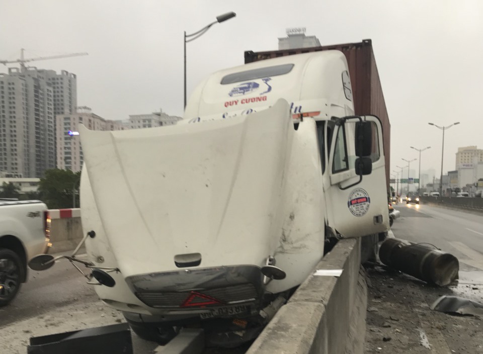 Đầu xe container bị méo mó. Ảnh TV