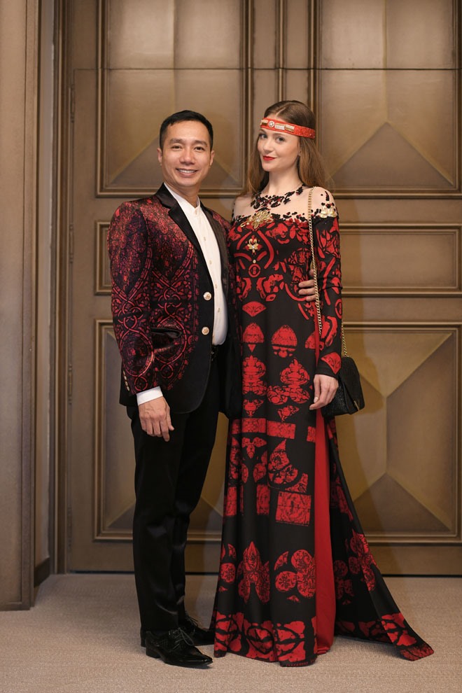 Với những đóng góp của NTK đối với ngành áo dài Việt Nam trong năm qua tà áo dài của Đỗ Trịnh Hoài Nam đã không chỉ được công chúng trong nước biết đến.