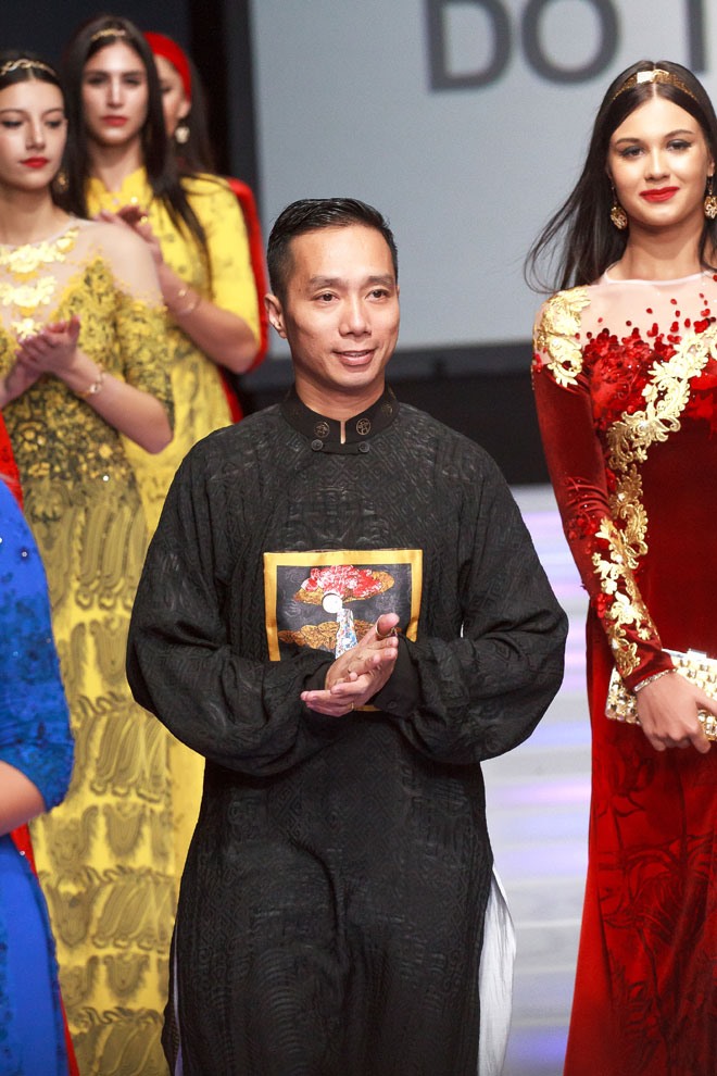 NTK Đỗ Trịnh Hoài Nam từng mở màn 2 tuần lễ thời trang lớn trên thế giới : Glam Couture trong khuôn khổ tuần lễ thời trang Paris Fashion Week - Haute Couture 2018, và trước đó là Tuần lễ thời trang New York Couture Fashion Week.