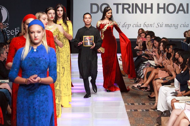 những vị nữ chính khách, đại sứ quán các nước, hoa hậu, người mẫu, doanh nhân… mà ngay cả những “hoa hậu” trong cuộc sống hàng ngày cũng được nhà thiết kế quan tâm.