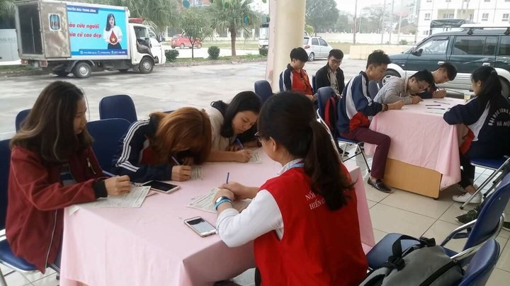 Nhiều bạn trẻ đăng ký tham gia hiến máu. Ảnh: Lê Lan
