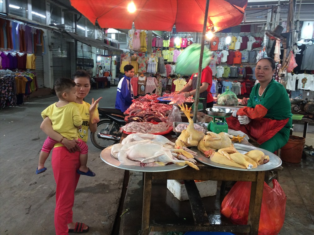 Chị Loan, một nữ CN cùng cậu con trai 2 tuổi đi chợ. Nói là “đi chợ”, nhưng món đồ duy nhất mà chị mua là một chiếc óc lợn giá 10.000 đồng. “Tôi ăn trưa bằng phần xôi sáng nay ăn còn thừa; còn óc lợn là mua cho con để hầm cách thủy cho cháu ăn trưa. Tôi không coi trọng bữa ăn sáng và ăn trưa lắm. Phải đến bữa tối, gia đình đầy đủ, tôi mới nấu ăn đàng hoàng cho gia đình”- chị Loan cho biết.