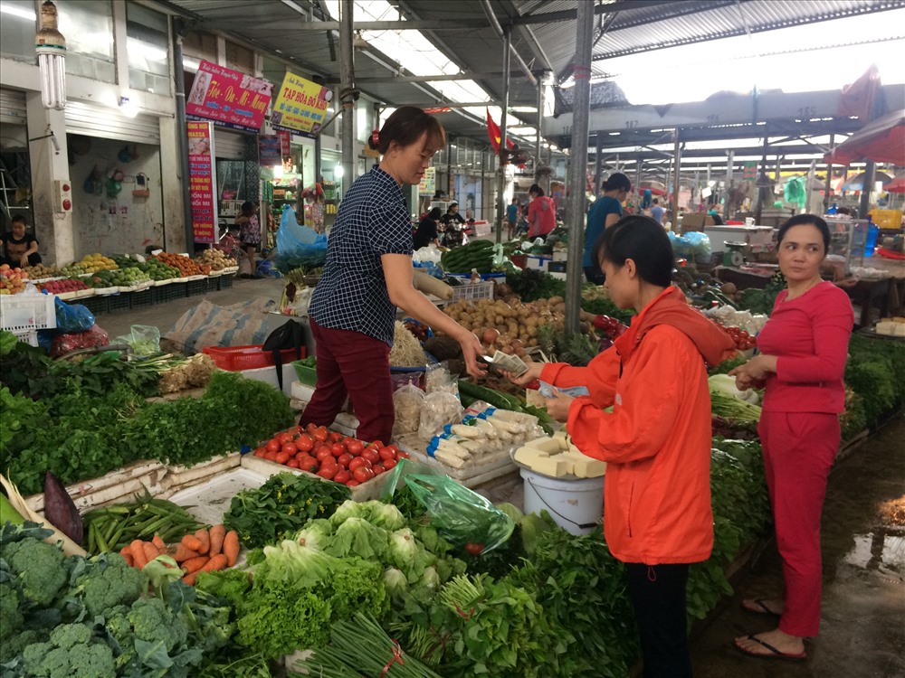 Nhiều nữ CN cũng tranh thủ ghé qua chợ mua thịt lợn cho bữa ăn trưa.