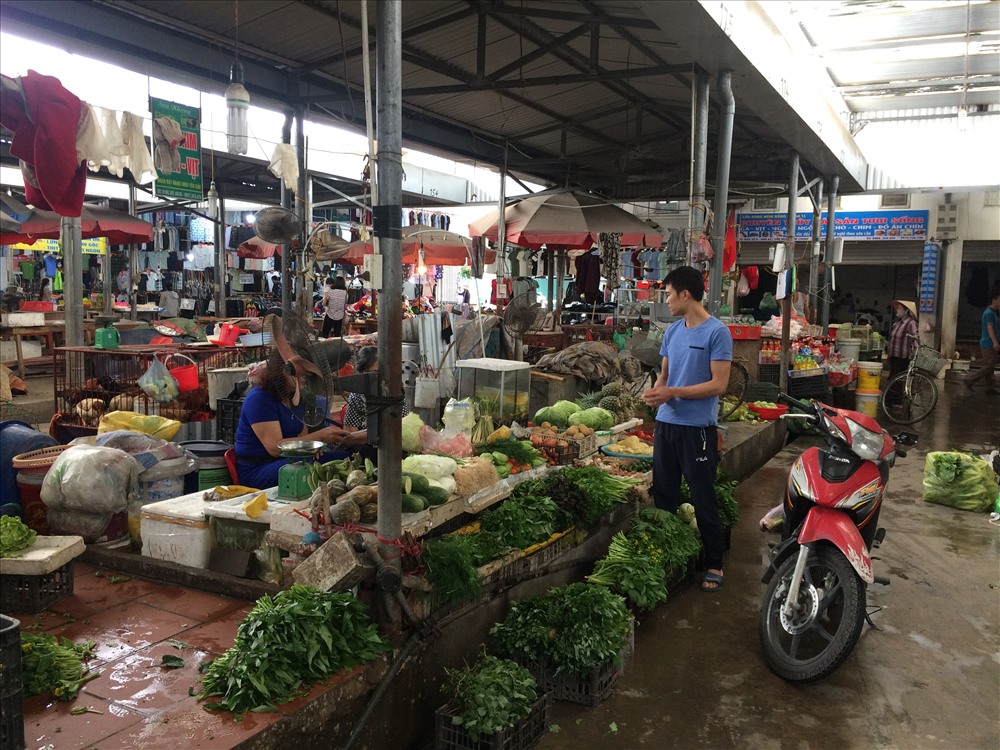 Một hình ảnh nam công nhân đi chợ khác.