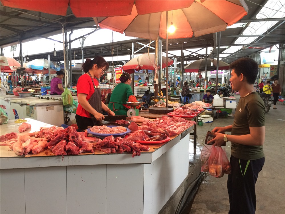 Không chỉ phụ nữ, nhiều nam công nhân cũng “thân chinh” đi chợ. Nam công nhân này cho biết, vợ anh đang trong thời kỳ mang bầu, chờ đẻ nên thời gian này, anh phải làm tất cả những việc bếp núc trong gia đình.