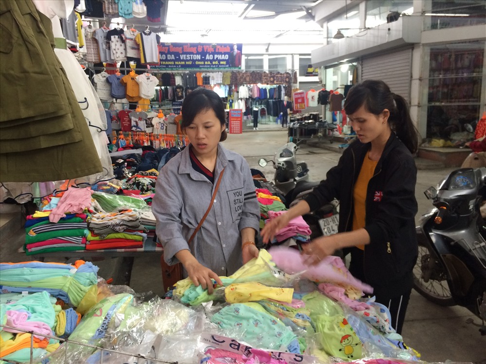 Nhiều nữ CN cũng tranh thủ chọn cho con mình những bộ đồ ưng ý nhất.