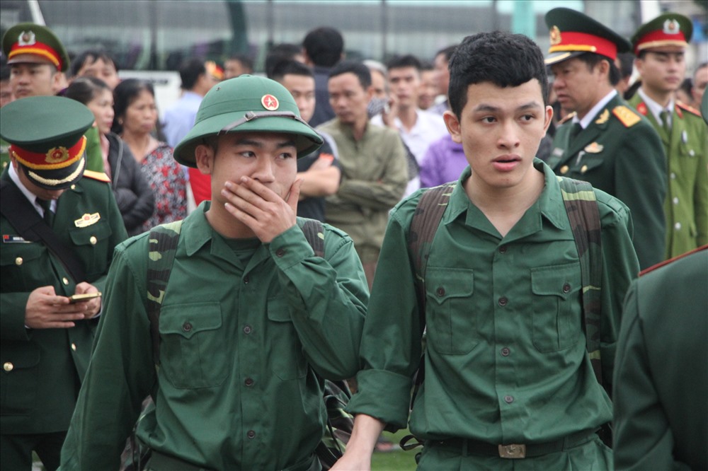 Vừa tự hào vừa xúc động khi nhìn người thân đến tiễn đưa lên đường nhập ngũ. ảnh:DH