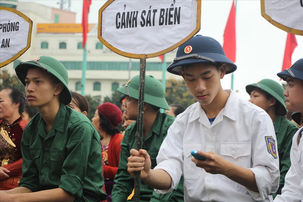 Vội vàng nhắn tin cho người thân trước khi lên đường. ảnh:DH