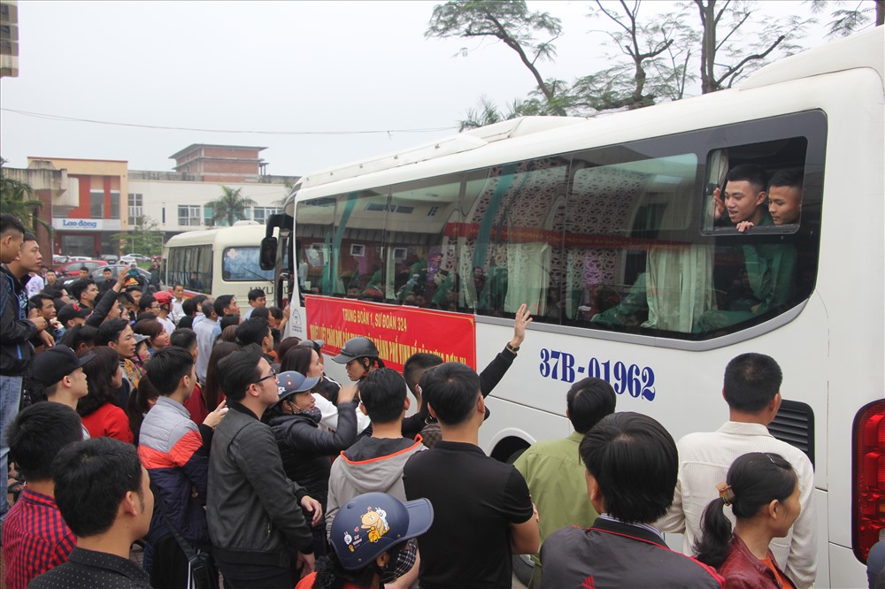 Người thân chia tay những thanh niên gương mẫu lên đường nhập ngũ. ảnh:DH