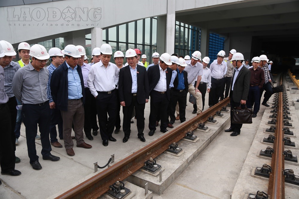 Tuy nhiên, ông Đường Hồng cho rằng, ngoài những thuận lợi, Dự án đường sắt trên cao cũng gặp những vướng mắc nhất định, như khối lượng thi công (tuy không nhiều) nhưng rất phức tạp.