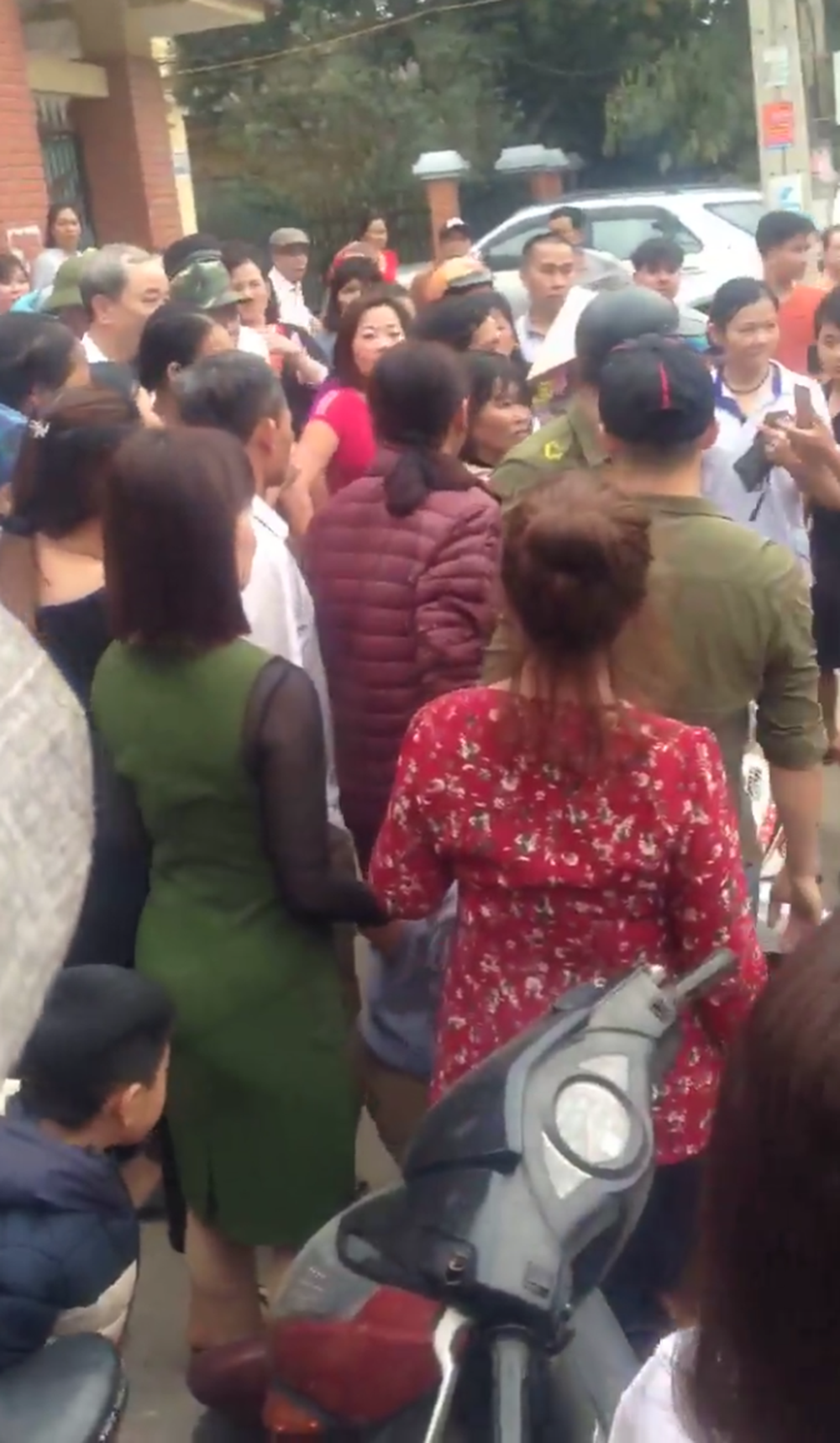 Người dân kéo tới theo dõi vụ nghi bắt cóc trẻ em ngay tại trường học.