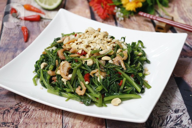 Nộm rau muống tôm khô. Ảnh: Helino