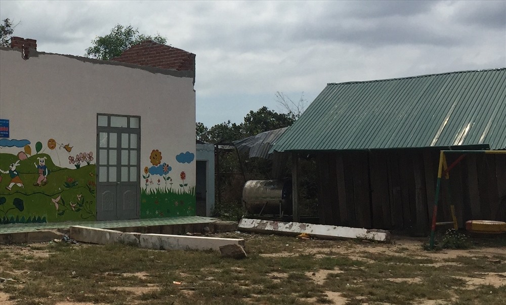 Trường bị hư hỏng, chỉ còn một bức tường trơ trọi.