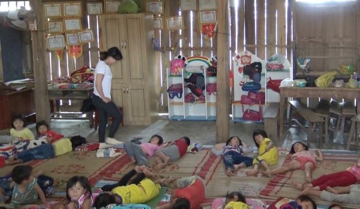 Học sinh nằm dưới nền đất, lót chiếu mỏng do trường chính bị tốc mái.