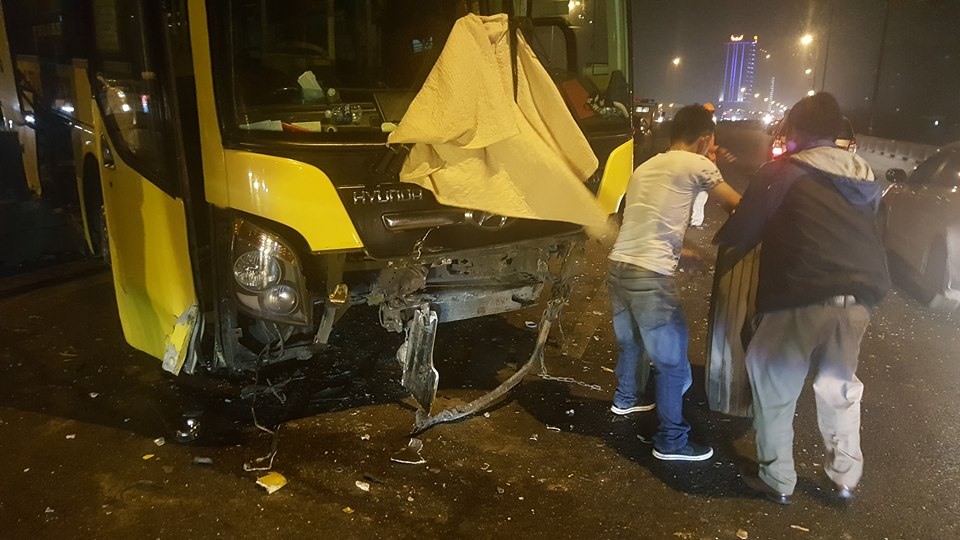 Xe khách đâm xuyên thanh chắn 2 làn đường