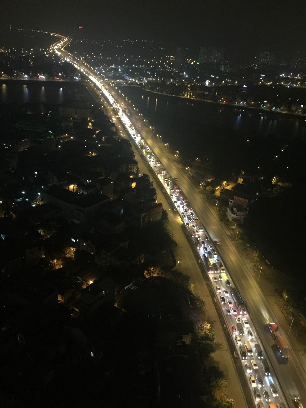 Tuyến đường bị ùn tắc gần 2km trong đêm. Ảnh: Otofun