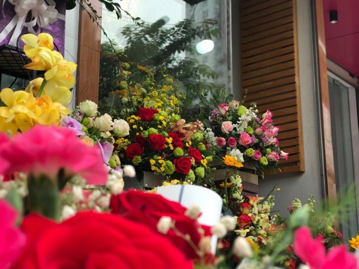 Nhìn chung tại các cửa hàng hoa, giá hoa tăng gấp đôi so với ngày thường. 