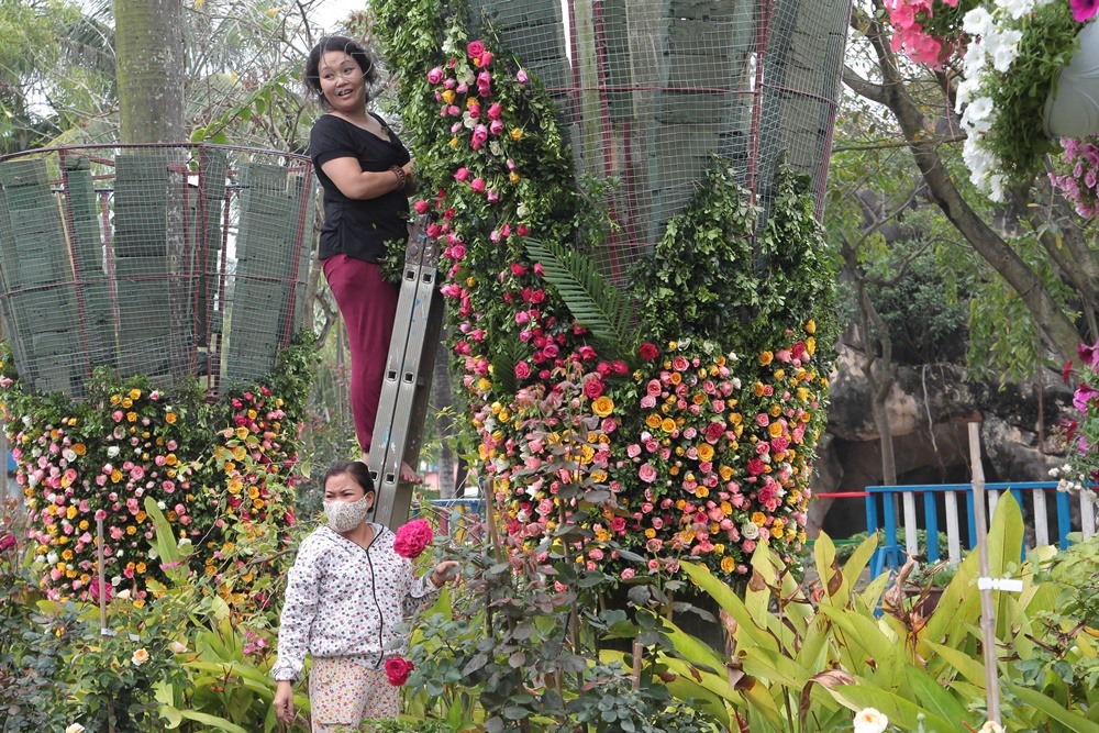 Những cây hồng được đánh chuyển về Việt Nam từ tháng 12 năm trước trong tình trạng đông lạnh, không có đất. Viện di truyền giống Bộ Nông nghiệp sẽ chăm sóc để cây ra hoa sau 45-60 ngày, tùy điều kiện thời tiết. “Đại sứ quán Bulgaria đã phối hợp với Viện di truyền giống Bộ Nông nghiệp nhập về gần 2.000 cây trong số 114 giống hồng Bulgaria. Sau thời gian dày công chăm sóc, một phần đã nở hoa đúng dịp lễ hội“, ông Nguyễn Đức Liên, Trưởng ban tổ chức cho biết.