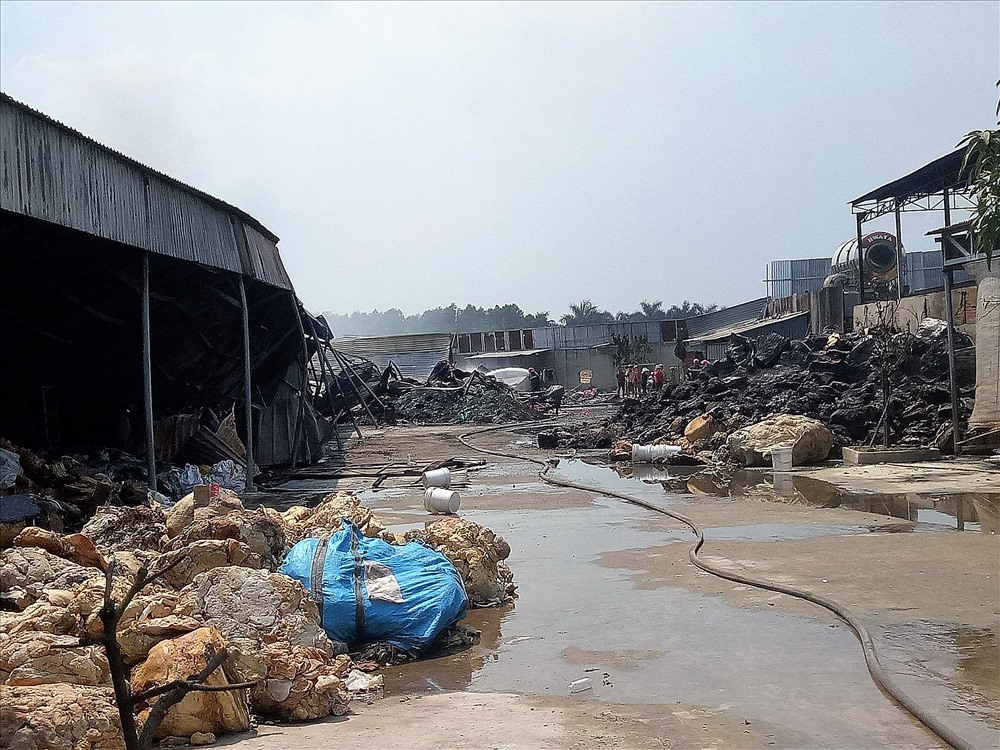 Xưởng tái chế nhựa tan hoang sau đám cháy. Ảnh: T.S
