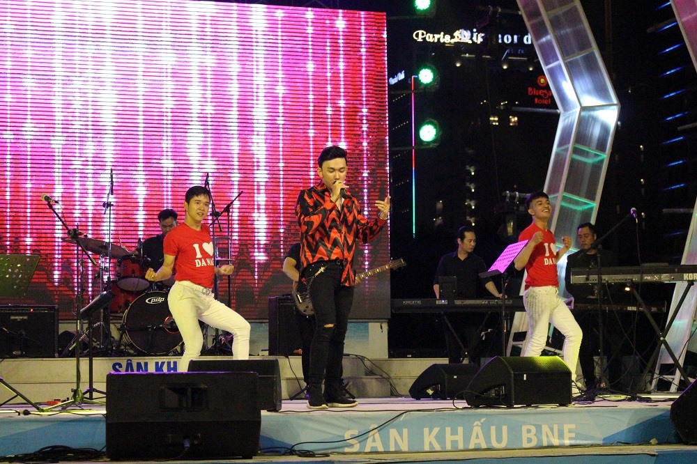 Màn giao lưu văn nghệ đến từ Nhà hát Trưng Vương - Đà Nẵng biểu diễn. Ảnh: N. Kương
