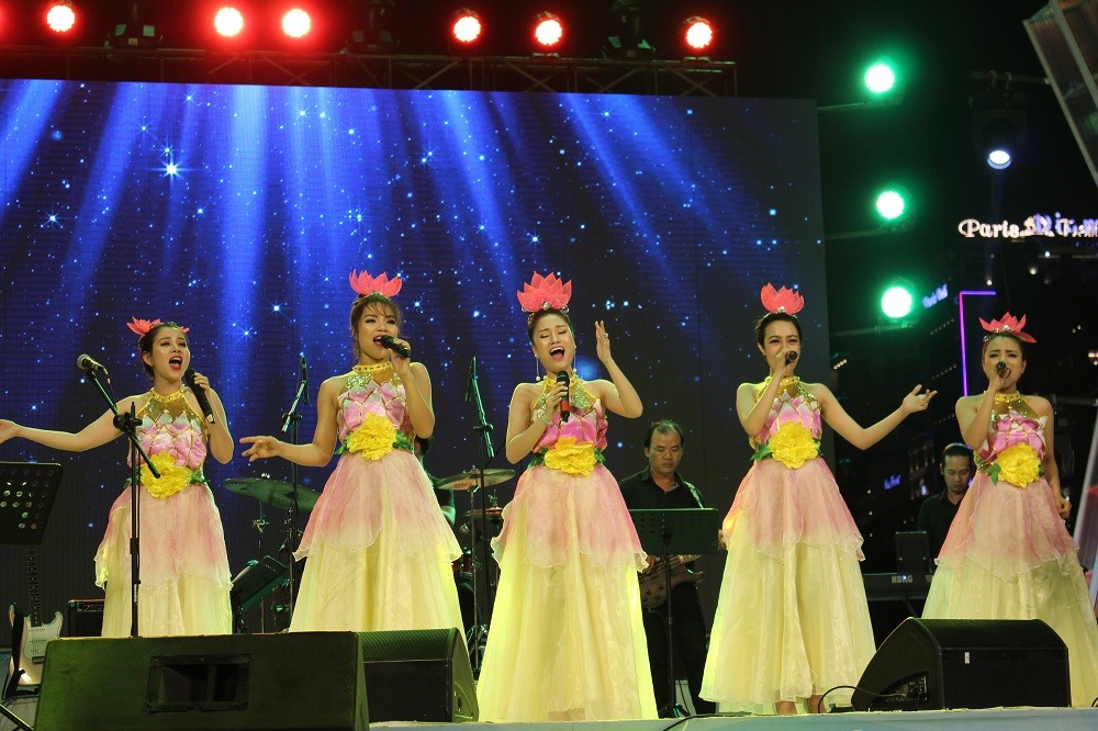 Màn giao lưu văn nghệ đến từ Nhà hát Trưng Vương - Đà Nẵng biểu diễn. Ảnh: N. Kương