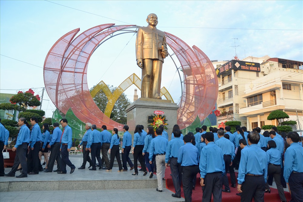 Sau khi thực hiện nghi thức dâng hoa, các đại biểu, khách mời trở về hội trường tỉnh
khai mạc Đại hội X Công đoàn An Giang. (Ảnh: Lục Tùng)
