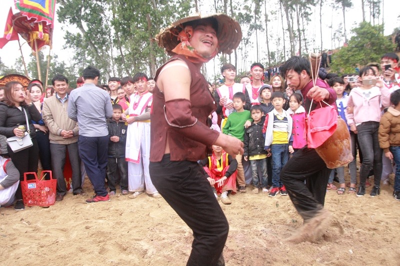 Người dân diễn lại các nét văn hóa thời xa xưa. ảnh:HQ