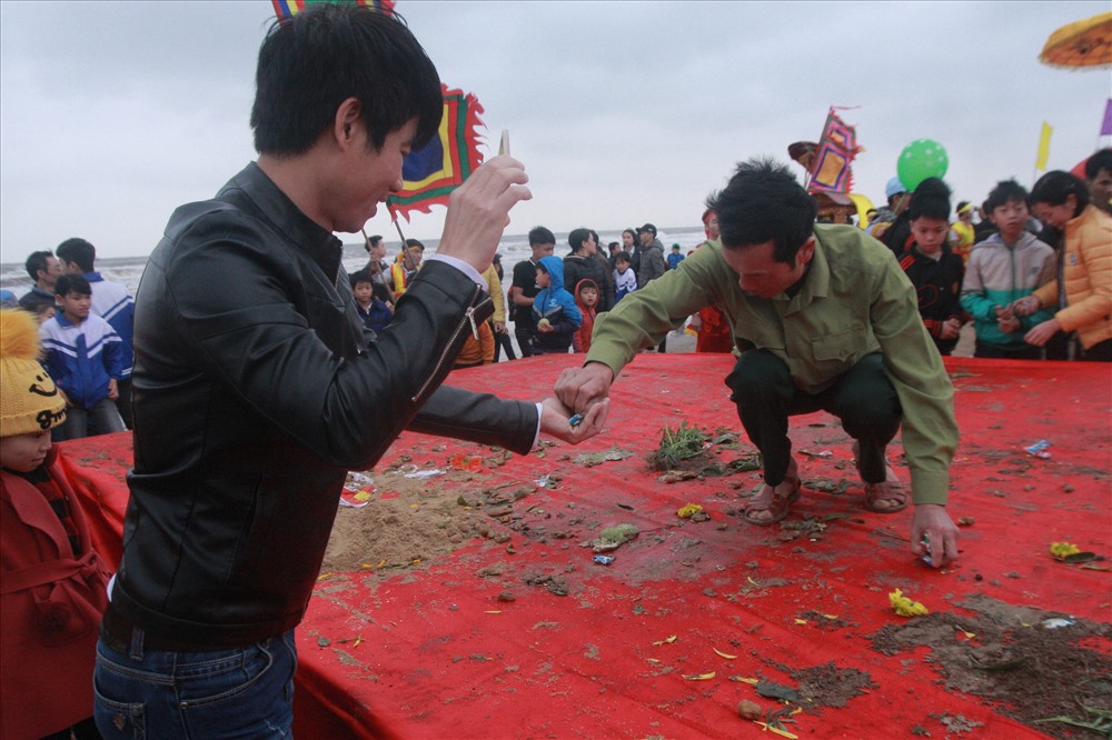Lấy hết những gì có trên bàn lễ. ảnh:HQ