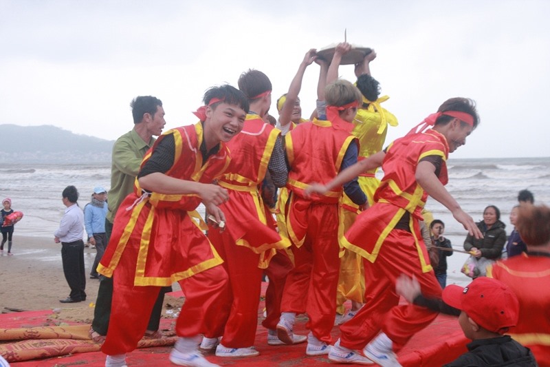 Những chàng trai sung sướng khi lấy được phần lộc là mâm cỗ xôi gà. ảnh:HQ