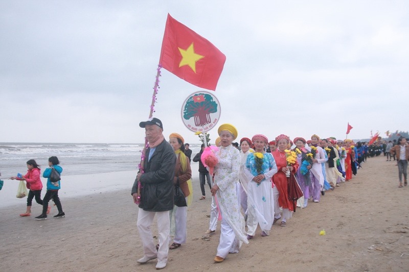 Lễ hội Đền Cờn thực sự là lễ hội toàn dân, đầy đủ các thành phần tham gia. ảnh:HQ