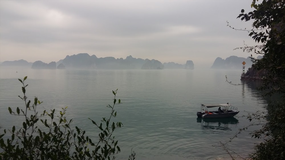 Giữa trưa, khu vực hang Tiên Ông vẫn bảng lảng sương mù. Ảnh: Nguyễn Hùng