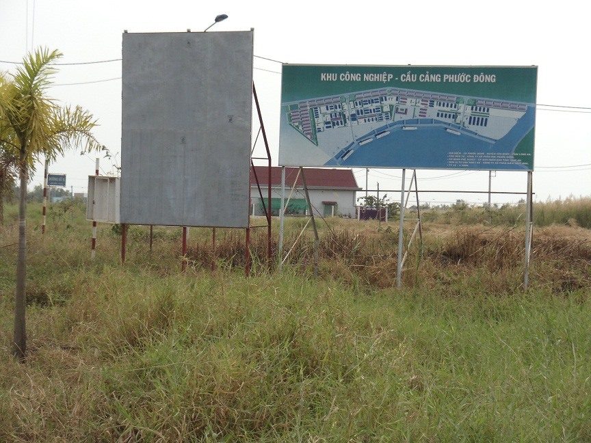 Sau 11 năm có quyết định giao đất, KCN Phước Đông vẫn chưa thể triển khai, vì bãi chứa cát của DN Thăng Long. Ảnh: C.H