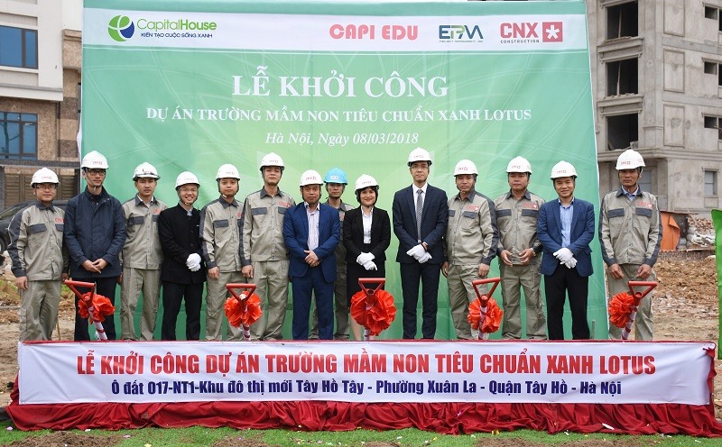 Đại diện Tập đoàn Capital House, lãnh đạo trường mầm non và đơn vị thiết kế, nhà thầu chụp ảnh lưu niệm.