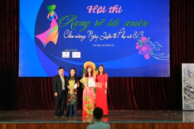 PGS.TS Đặng Xuân Thư - Bí thư Đảng ủy Trường Đại học Sư Phạm Hà Nội trao giải Đặc biệt (Giải Nghệ thuật) của Hội thi cho Khoa Nghệ thuật. Ảnh: Trường ĐHSP Hà Nội