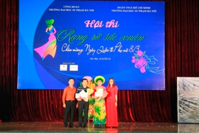 Đồng chí Nguyễn Nhật Tân - Chủ tịch CĐ Trường Đại học Sư phạm Hà Nội trao giải Nhì cho Trường THCS – THPH Nguyễn Tất Thành. Ảnh: Trường ĐHSP Hà Nội.
