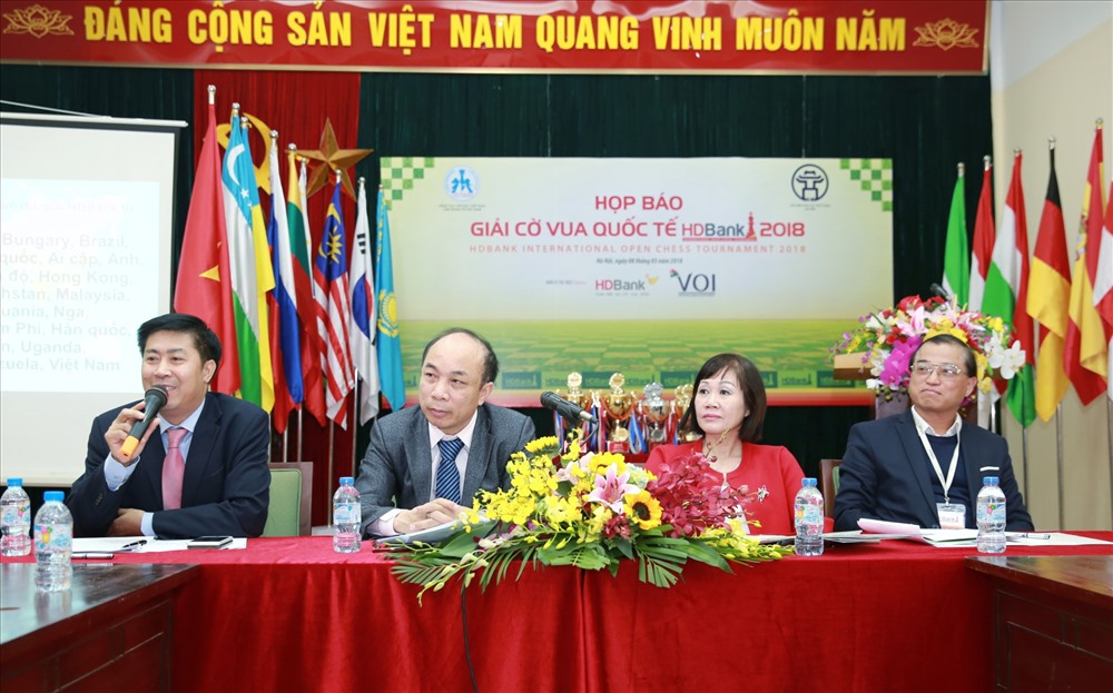 BTC họp báo chia sẻ thông tin giải đấu. Ảnh: BD
